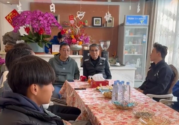  申花董事长谷际庆带领部分球员，前往崇明基地看望徐根宝指导