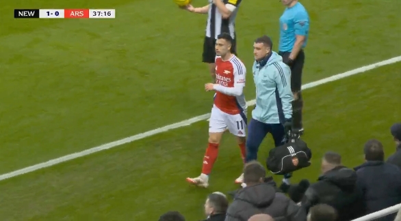  马丁内利第37分钟伤退，恩瓦内里替补登场