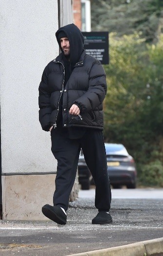  太阳报：卢克-肖被拍到穿着拖鞋散步，他可能下周一恢复训练